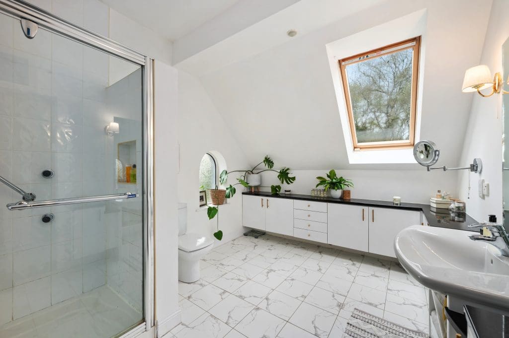 En suite Beechville House Crosshaven Road Cork